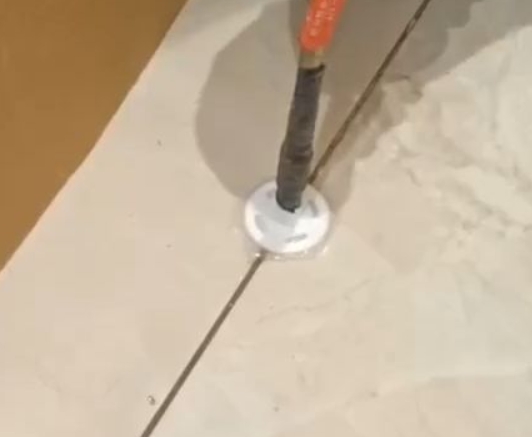 怀仁瓷砖空鼓维修公司专业解答瓷砖在铺贴过程中，如果没有涂抹均匀到位的粘结材料（如水泥砂浆或瓷砖胶），可能会导致以下问题