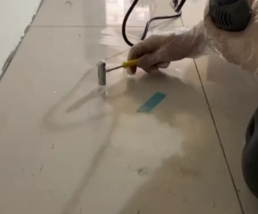 怀仁瓷砖开裂维修公司专业分享瓷砖在铺贴前如果没有沥干水分，将会导致以下问题