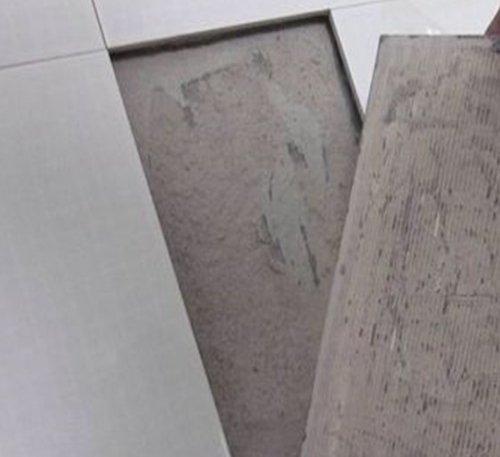 怀仁瓷砖空鼓维修公司分享瓷砖铺贴时如果打浆（即涂抹在瓷砖背面和基层上的砂浆或瓷砖胶）过少，会带来以下问题